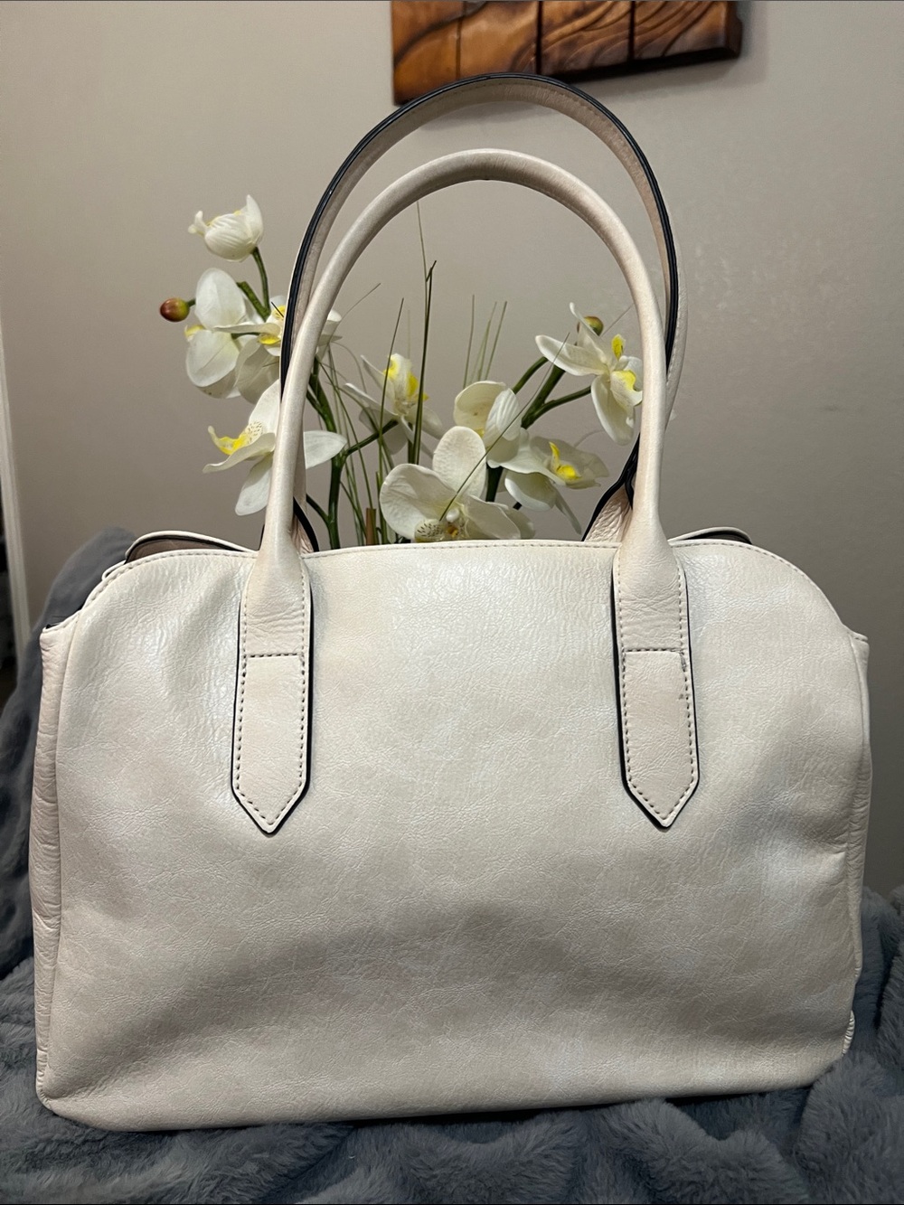 BCBGeneration Ivory Satchel / Crossbody retail $88 NWT - Picture 4 of 7